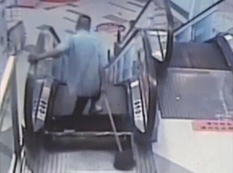 Un empleado de mantenimiento ha perdido un pie tras ser tragado por una escalera mecnica en un centro comercial de Shanghi . El vdeo de la cmara de seguridad del complejo ha revelado las imgenes de esta nueva tragedia relacionada con las es Use For CNIM